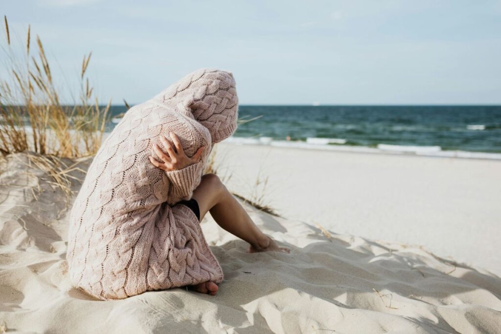 vrouw op strand met deken