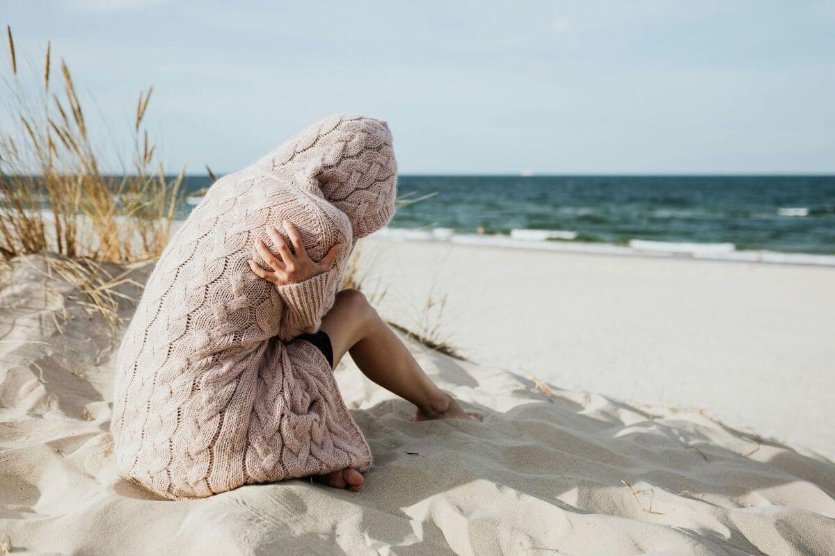 vrouw op strand met deken